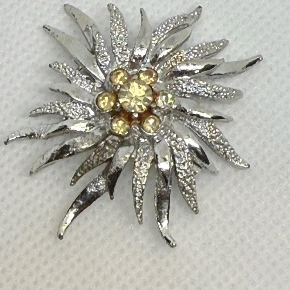 Vintage Mid Century rhinestone flower brooch, edelweiss or chrysanthemum Crystal